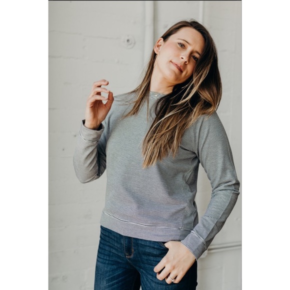 Carly Jean Los Angeles Tops - Adler Pullover